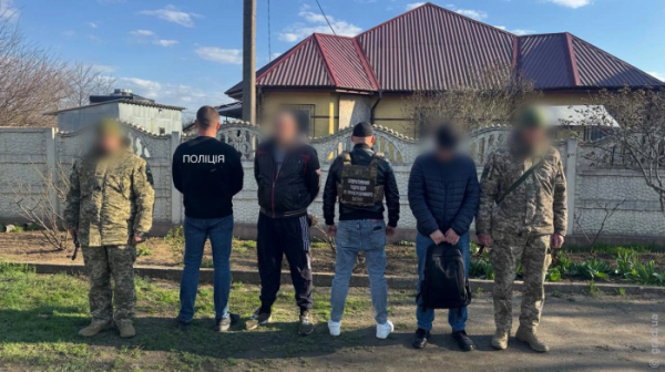 За 10 тисяч доларів обіцяв нелегальний виїзд за кордон