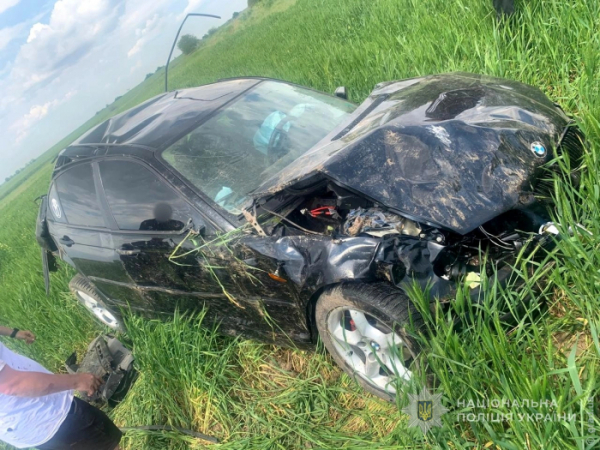 В Ізмаїльському районі BMW злетів у кювет і перекинувся: постраждали двоє людей