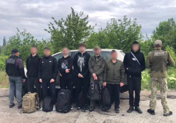Сім чоловіків намагалися незаконно перетнути кордон: схему організовували онлайн Сім чоловіків намагалися незаконно перетнути кордон: схему організовували онлайн