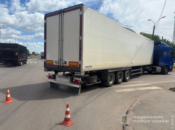 ДТП у Пересипському районі Одеси: вантажівка збила пішохода на регульованому переході ДТП у Пересипському районі Одеси: вантажівка збила пішохода на регульованому переході