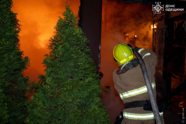 Пожежа вночі охопила кафе-ресторан у Київському районі Одеси Пожежа вночі охопила кафе-ресторан у Київському районі Одеси