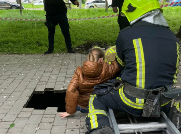 В Одесі 10-річна дівчинка провалилася в яму глибиною чотири метри на тротуарі