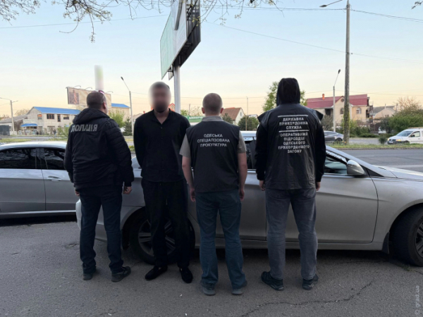 5 тисяч доларів за незаконне перетин кордону: в Одесі затримали організаторів схеми 5 тисяч доларів за незаконне перетин кордону: в Одесі затримали організаторів схеми