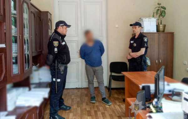 Затримано двох чоловіків, підозрюваних у підпалі вантажівки в Одеській області