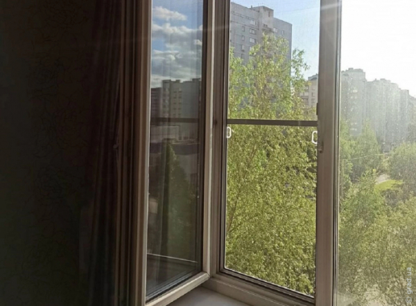 Дитина випала з вікна третього поверху в Пересипському районі