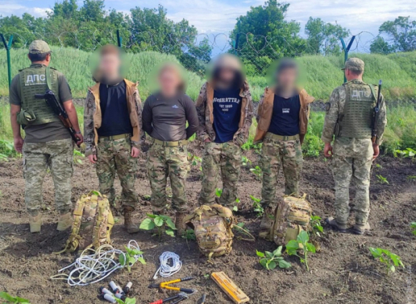 Маскувалися під військових: четверо чоловіків намагалися втекти до Молдови Маскувалися під військових: четверо чоловіків намагалися втекти до Молдови