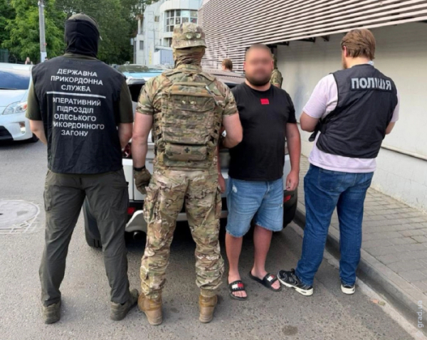 $16 тисяч за незаконний виїзд чоловіків до Польщі: організатора схеми затримали в одеській області $16 тисяч за незаконний виїзд чоловіків до Польщі: організатора схеми затримали в одеській області