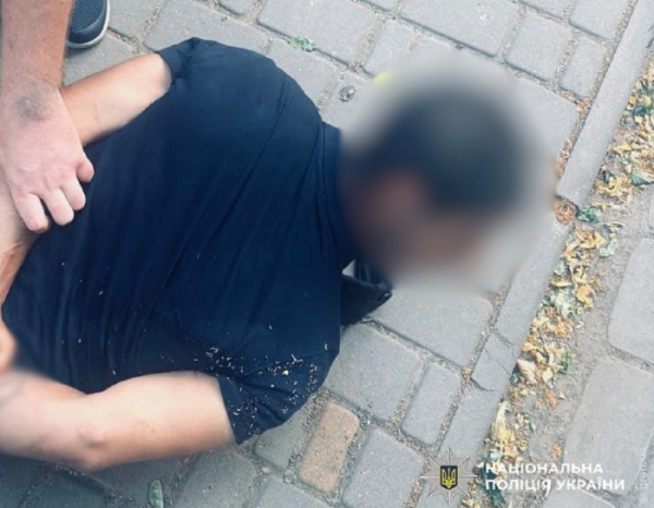 В Одесі чоловік побив 86-річного пенсіонера та пограбував його на 18 тисяч гривень