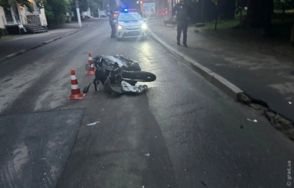 Аварія в Одесі: під колеса мотоцикла потрапила жінка
