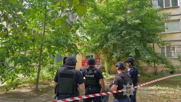 В Одесі чоловік забарикадувався у перукарні з людьми: поліція розкрила подробиці В Одесі чоловік забарикадувався у перукарні з людьми: поліція розкрила подробиці