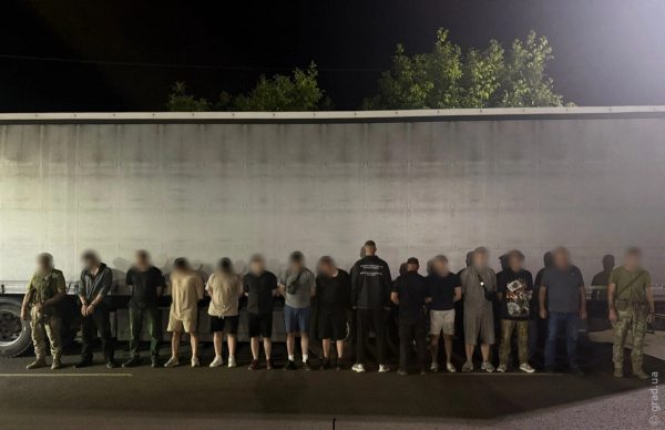 На кордоні з Молдовою у вантажівці з товаром виявили 10 чоловіків На кордоні з Молдовою у вантажівці з товаром виявили 10 чоловіків