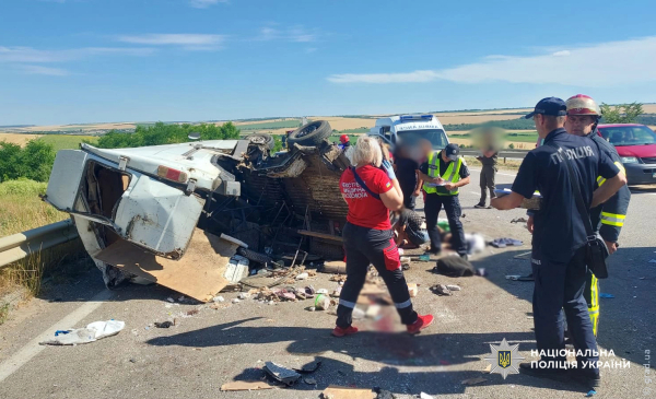 У ДТП на трасі Київ – Одеса загинув 15-річний підліток, серед постраждалих – шестеро дітей У ДТП на трасі Київ – Одеса загинув 15-річний підліток, серед постраждалих – шестеро дітей