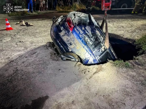 В Одесі легковий автомобіль провалився під землю під час руху В Одесі легковий автомобіль провалився під землю під час руху