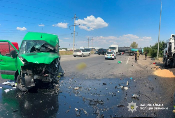 Трагічна ДТП під Одесою: 40-річний водій мікроавтобуса Mercedes загинув на місці Трагічна ДТП під Одесою: 40-річний водій мікроавтобуса Mercedes загинув на місці