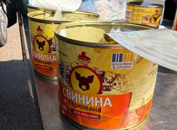 Психотропи замість тушонки: на кордоні Одеської області затримали 19-річну дівчину