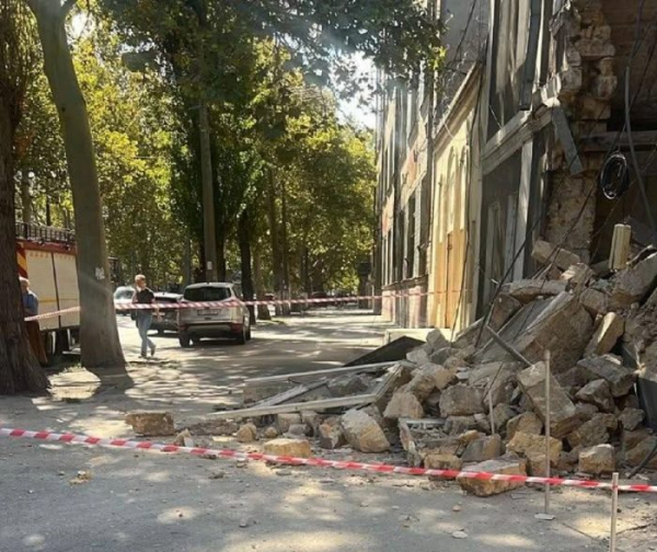 На Молдаванці в Одесі обвалилася частина будівлі: постраждалих немає На Молдаванці в Одесі обвалилася частина будівлі: постраждалих немає