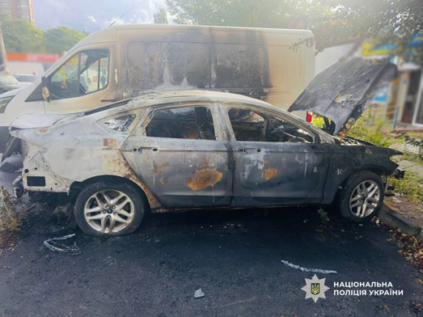 62-річну одеситку підозрюють у підпалі автівок на проспекті Небесної Сотні
