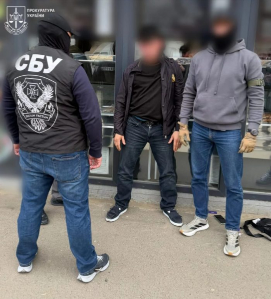 Називали себе «бандитами з Привозу»: в Одесі затримали трьох вимагателів Називали себе «бандитами з Привозу»: в Одесі затримали трьох вимагателів