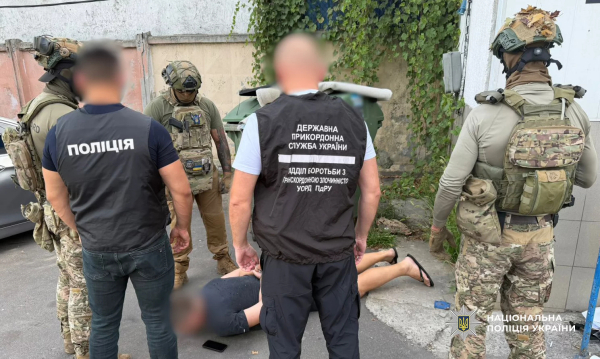 В Одесі затримали чоловіка, який продавав автомати Калашникова по 2200 доларів