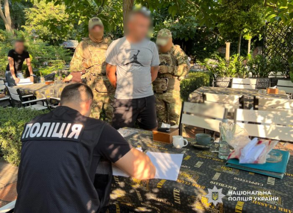 Затримали на гарячому: на Одещині чоловік обіцяв фіктивну інвалідність за $12 тисяч Затримали на гарячому: на Одещині чоловік обіцяв фіктивну інвалідність за $12 тисяч