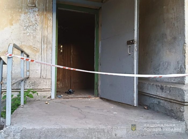 В Одесі в під'їзді будинку знайшли тіло 49-річної жінки з ножовими пораненнями