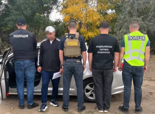 5000 доларів за «трансфер» до Молдови: в Одеській області затримали подружжя 5000 доларів за «трансфер» до Молдови: в Одеській області затримали подружжя