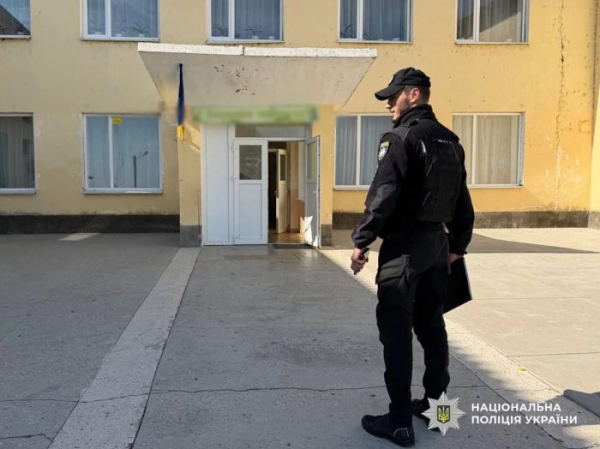 Випускник ліцею погрожував пістолетом школяреві заради лайків у соцмережах Випускник ліцею погрожував пістолетом школяреві заради лайків у соцмережах