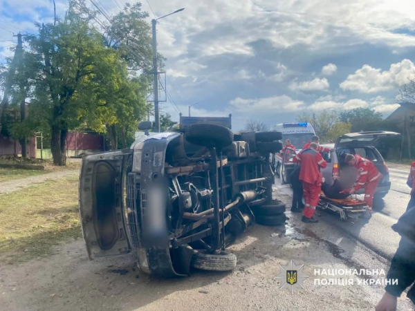 У Великодолинському легковик на обгоні зіткнувся з вантажівкою: травмувалися троє, серед них 13-річна дівчинка